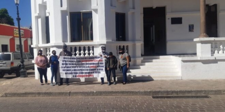 Se manifiestan ex policías en el Segundo Informe del alcalde de Mocorito