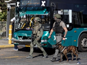 Ataques con bombas en Jerusal&eacute;n dejan un muerto y 14 heridos