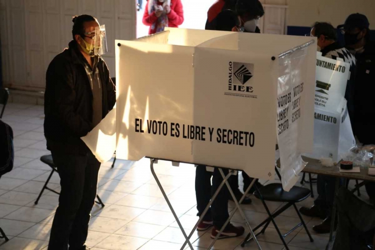 Ciudadanos de Hidalgo cumplen en las urnas cuidando su sana distancia