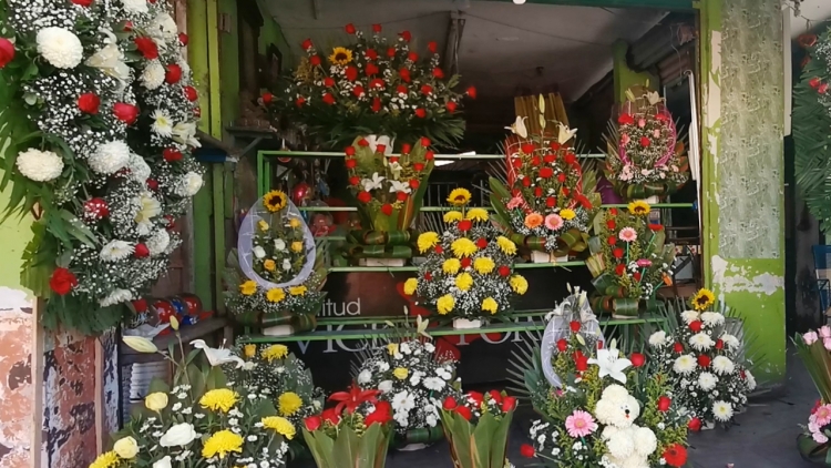 Temen floristas que cierren los panteones el Día de Muertos