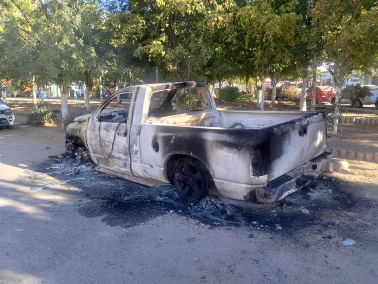 Polic&iacute;a registra incendio de camioneta en un parque del Fraccionamiento Santa F&eacute;, en Culiac&aacute;n