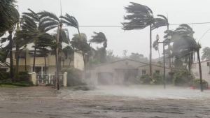 El huracán &#039;Melissa&#039; toca tierra en la Isla de Jamaica, con vientos que rozan los 300 km/h
