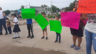 Bloquean vialidades en escuela Juan Rulfo, quieren energ&iacute;a el&eacute;ctrica