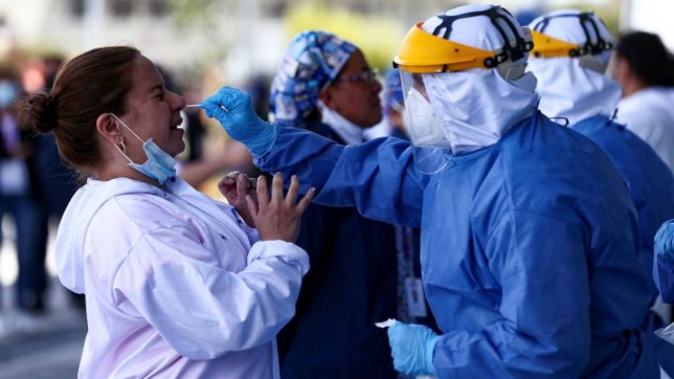 Vienen meses peores: la pandemia de Covid-19 no terminará hasta que todos se hayan contagiado, dicen expertos