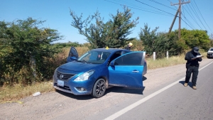 Hallan asesinado a un hombre en el asiento trasero de un Versa