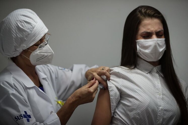OMS: Jóvenes tendrán que esperar a 2022 para vacuna contra el coronavirus