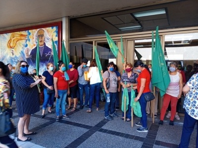 Trabajadores agr&iacute;colas bloquean accesos a Palacio de Gobierno