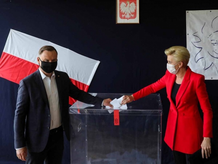 Define Polonia presidente en ajustada segunda vuelta
