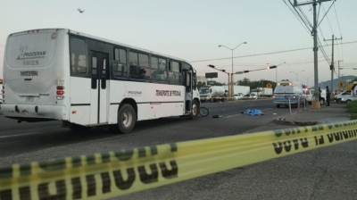 Ciclista se coloca en punto ciego y muere arrollado por un camión, en Mazatlán