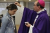 El cura tomar&aacute; la ceniza y la dejar&aacute; caer sobre la cabeza 