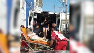 Mujer es apu&ntilde;alada en el cuello por su esposo, frente a sus hijos, en Los Mochis, Ahome
