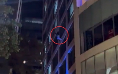 Mujer se arroja del piso 7 de un hotel en Ciudad de M&eacute;xico y fallece; decenas de personas miran la tragedia