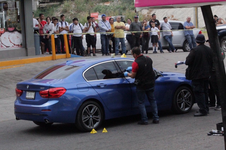Asesinan a balazos a un hombre a bordo de automóvil BMW en las calles de Infonavit Cañadas
