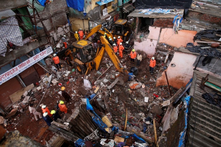 Al menos 11 muertos por derrumbe de edificio en India: 8 niños entre las víctimas fatales