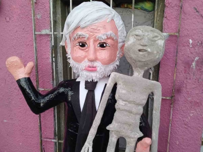 Crean pi&ntilde;ata de Jaime Maussan y su momia extraterrestre
