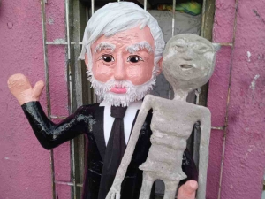 Crean pi&ntilde;ata de Jaime Maussan y su momia extraterrestre