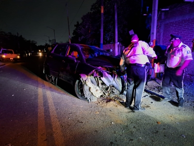 Dos j&oacute;venes chocan contra casa y carro y van a dar al hospital, en Culiac&aacute;n