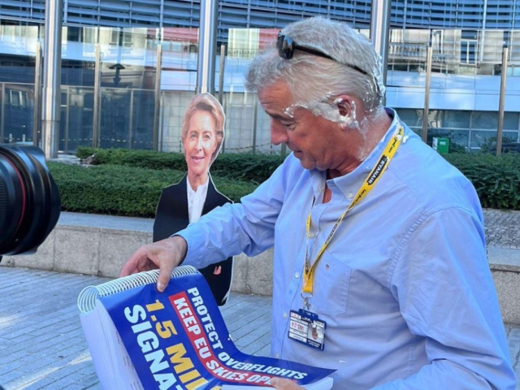 Ambientalistas le dan pastelazos en la cara al CEO de aerol&iacute;nea irlandesa durante protesta en Bruselas