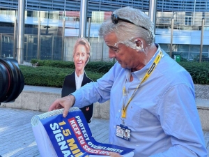 Ambientalistas le dan pastelazos en la cara al CEO de aerol&iacute;nea irlandesa durante protesta en Bruselas