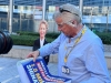 Ambientalistas le dan pastelazos en la cara al CEO de aerol&iacute;nea irlandesa durante protesta en Bruselas