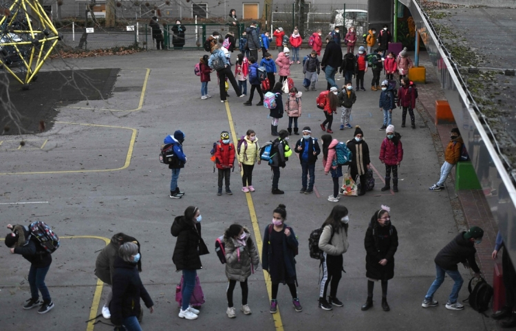 Reabren escuelas en Alemania pese a temor de tercera ola de la pandemia