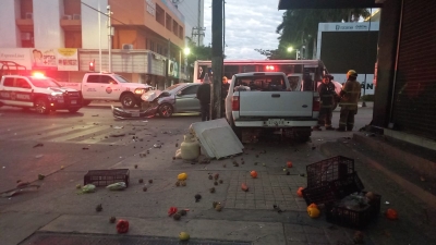 Tremendo choque sobre la Obreg&oacute;n y Ju&aacute;rez, en el Centro de Culiac&aacute;n, deja a una persona mal herida