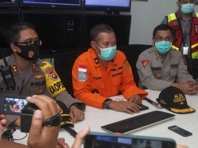 Desaparece avi&oacute;n con 62 personas en Indonesia; temen ca&iacute;da al mar