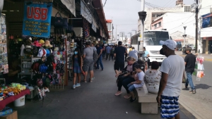 Peque&ntilde;os comerciantes esperan que las ventas repunten en Semana Santa