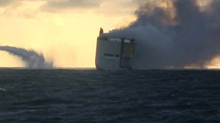 Se incendia barco con más de 2 mil 800 autos en costas de Países Bajos
