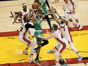 Celtics se niegan a caer y vencen al Heat gracias a Tatum