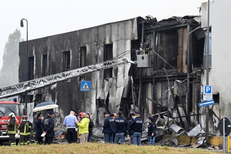 Avioneta se estrella contra edificio en Italia; hay 8 muertos