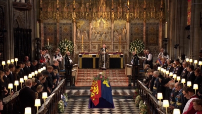 F&eacute;retro de reina Isabel II entra en la b&oacute;veda real en Windsor