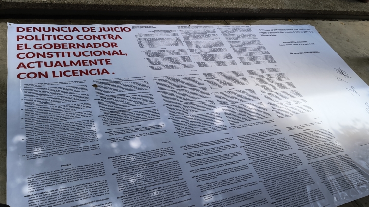&iexcl;De rodillas y en el suelo! Diputada Paola G&aacute;rate firma denuncia de juicio pol&iacute;tico contra Rocha Moya