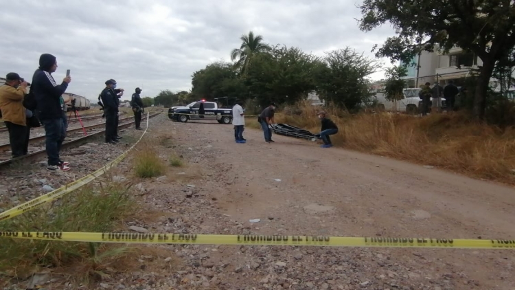 Envuelto en una cobija, hallan asesinado a golpes a una persona junto a las vías del tren, en Culiacán