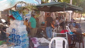 Abuelitos del Buen Samaritano se aferran a su hogar y duermen entre las cenizas