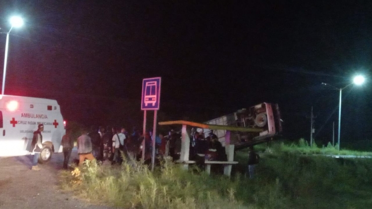 Vuelca autobús con 44 jornaleros en el Valle del Carrizo, Ahome