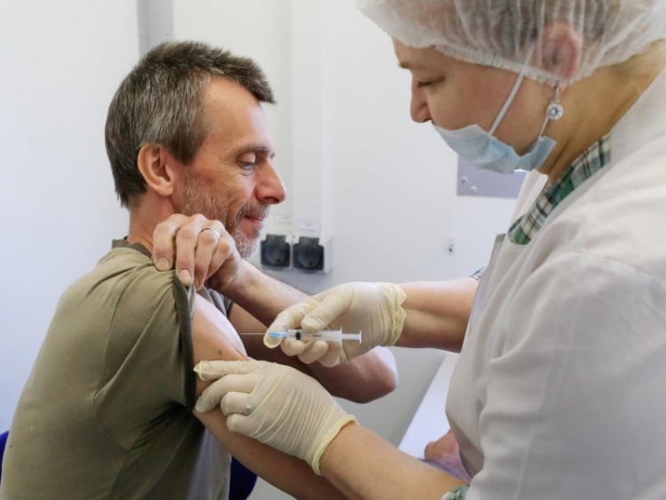 Rifan autos y hasta un departamento en Rusia para incentivar vacunación