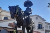 Estatua de Vicente Fern&aacute;ndez es develada en Los &Aacute;ngeles y su viuda agradece el cari&ntilde;o de los latinos