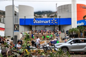 Miles de personas saquean tiendas y supermercados ante devastaci&oacute;n de "Otis" en Acapulco