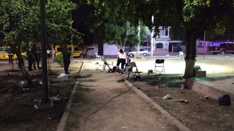 La victima quedo junto a una sillas y botes de cerveza alrededor de la cancha de voleibol