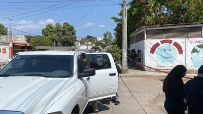 Matan a balazos a un hombre y le cubren el rostro; lo dejan tirado cerca de la Prepa Sandino de la UAS, en la Libertad, en Culiacán