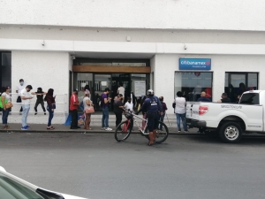 Cajera se lleva el susto de su vida en asalto a matriz bancaria, en Culiacán