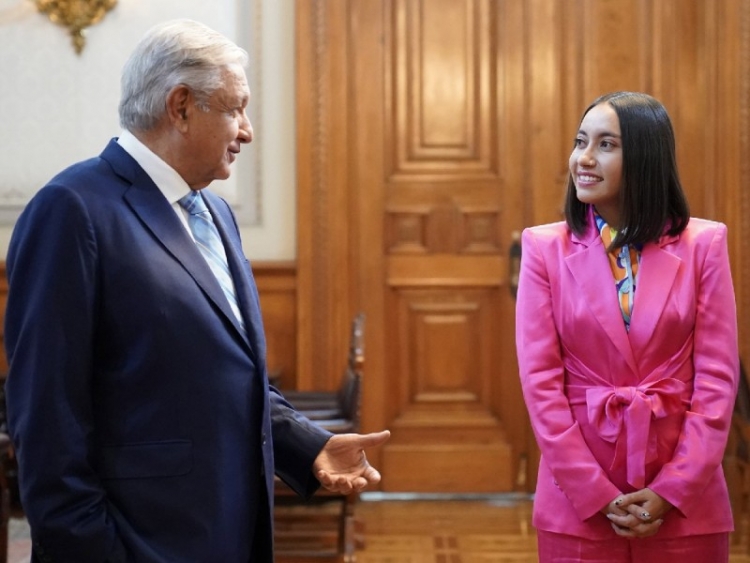 López Obrador se reúne con Katya Echazarreta; &quot;orgullo de México&quot;, le dice