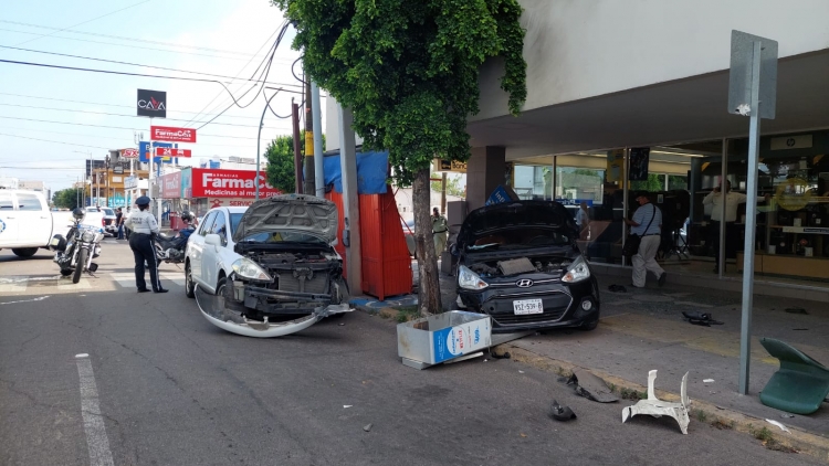 Tres adolescentes son embestidos por un auto que participa en choque, en Culiac&aacute;n