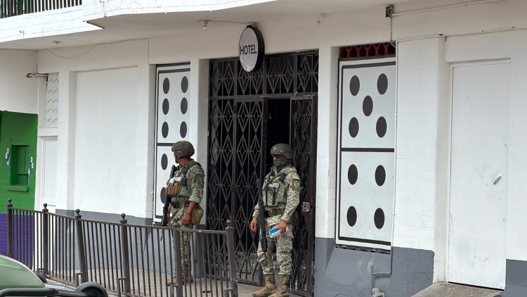 Detienen a un hombre armado y aseguran presunto casino clandestino, en la Colonia Centro, en Culiac&aacute;n