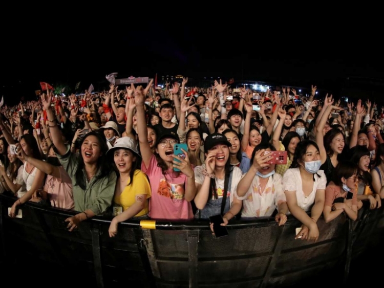 En Wuhan miles abarrotan festival de música sin medidas covid