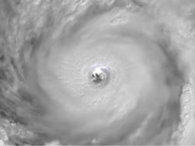 Rayos destellan alrededor del ojo del hurac&aacute;n "Ian"