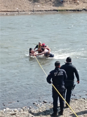 Policías rescatan a dos personas de la corriente del río en Ayuné