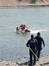 Polic&iacute;as rescatan a dos personas de la corriente del r&iacute;o en Ayun&eacute;