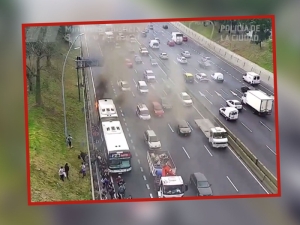 En Buenos Aires, autob&uacute;s se incendia en plena avenida y pasajeros resultan ilesos; graban aterrador momento